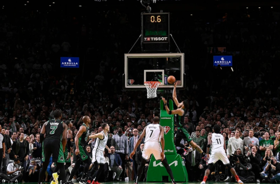  福克斯压哨三分绝杀对手，国王加时险胜鹈鹕保住季后赛